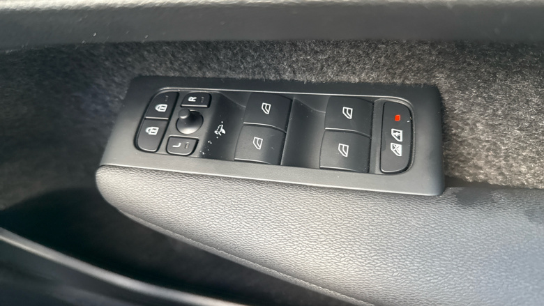 Volvo XC40 2.0 B4P Ultra Dark 5dr Auto Petrol Estate